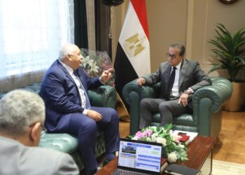 وزير الصحة يبحث مع محافظ مطروح استعدادات إدراج المحافظة بمنظومة التأمين الصحي الشامل