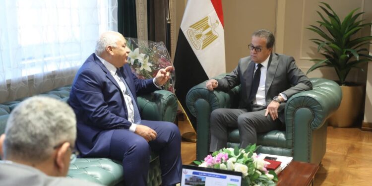 وزير الصحة يبحث مع محافظ مطروح استعدادات إدراج المحافظة بمنظومة التأمين الصحي الشامل