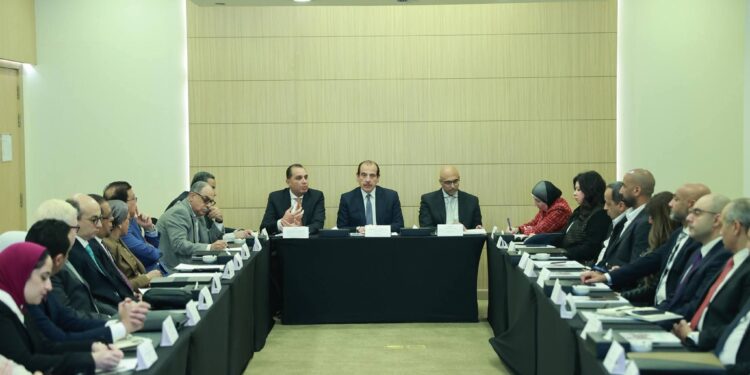 الصحة تبحث توطين صناعة اللقاحات لتحويل مصر إلى مركز إقليمي للتصنيع والتصدير