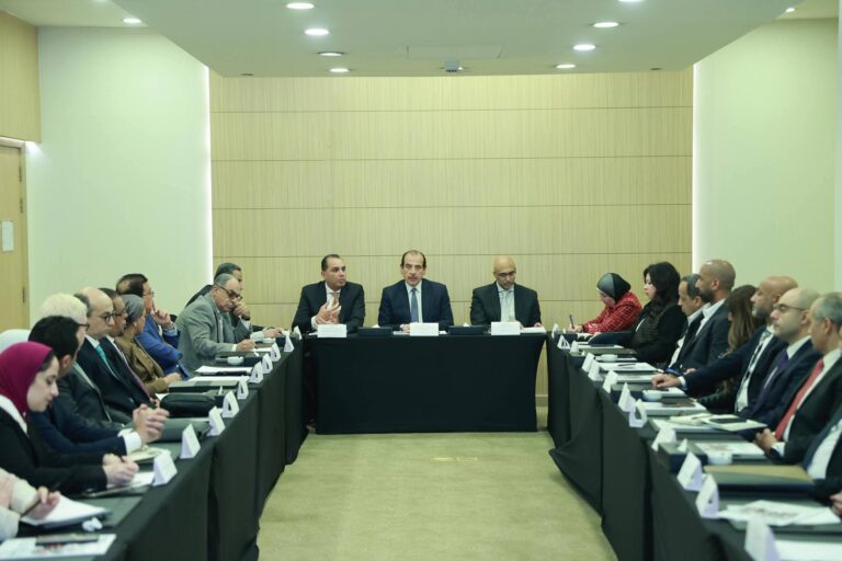 الصحة تبحث توطين صناعة اللقاحات لتحويل مصر إلى مركز إقليمي للتصنيع والتصدير