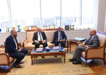 وزير العمل يناقش مع شركة للصناعات البتروكيماوية نقل الخبرات وتدريب خريجي الهندسة