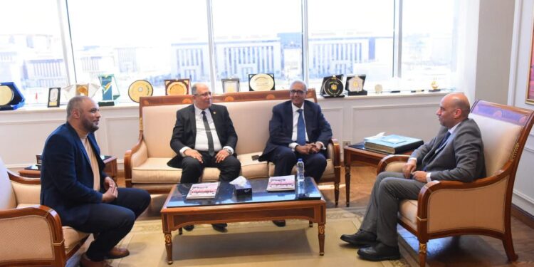وزير العمل يناقش مع شركة للصناعات البتروكيماوية نقل الخبرات وتدريب خريجي الهندسة