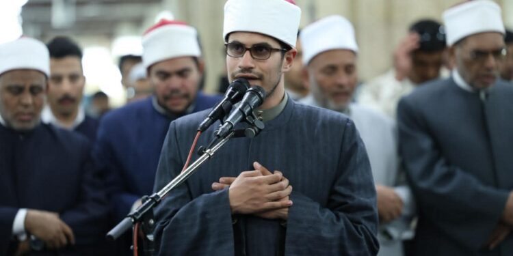 بتوجيهات الإمام الأكبر.. الأزهر يقدّم الطالب الكفيف عبد الله عمار لإمامة المصلين في التراويح بالجامع الأزهر