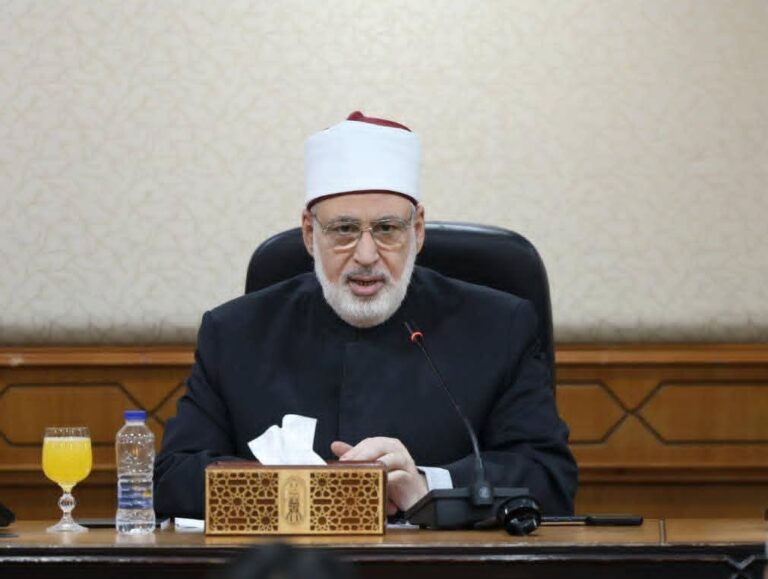 وكيل الأزهر يعزي والد الطالب محمد عجمي الذي وافته المنية عقب إمامته للمصلين في صلاة التهجد