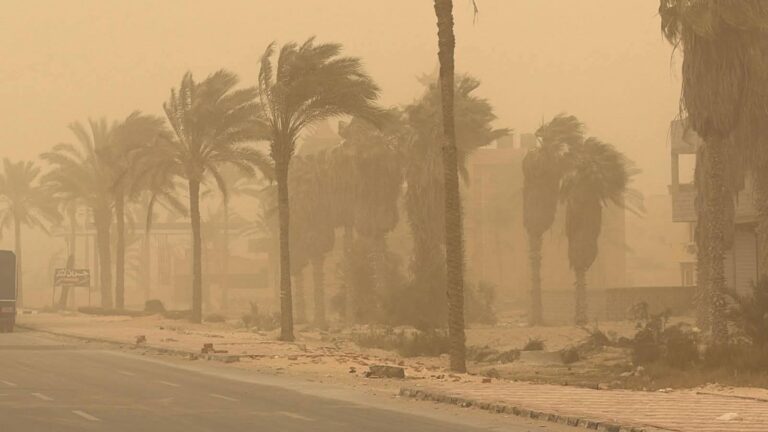 وزيرة التنمية المحلية تتلقي تقريراً من مركز سيطرة الشبكة الوطنية للطوارئ والسلامه حول متابعة سوء الأحوال الجوية