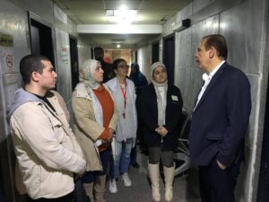 جولة مفاجئة لنائب وزير الصحة في منشآت المعادي لتخفيف الزحام وتحسين الخدمة