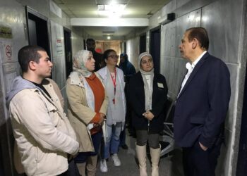 جولة مفاجئة لنائب وزير الصحة في منشآت المعادي لتخفيف الزحام وتحسين الخدمة