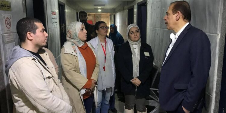 جولة مفاجئة لنائب وزير الصحة في منشآت المعادي لتخفيف الزحام وتحسين الخدمة