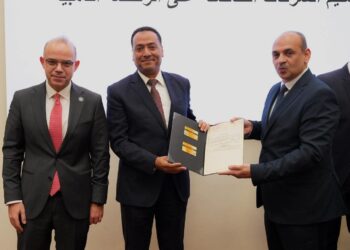 وزير الاستثمار والتجارة الخارجية يُسلم رخص ذهبية لـ 8 مشروعات مصرية وأجنبية وعربية