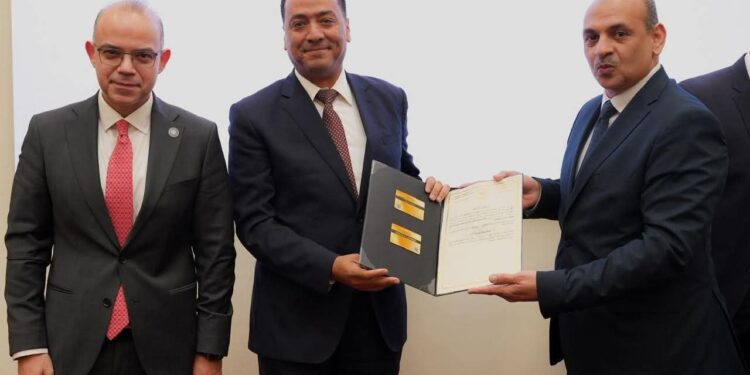 وزير الاستثمار والتجارة الخارجية يُسلم رخص ذهبية لـ 8 مشروعات مصرية وأجنبية وعربية
