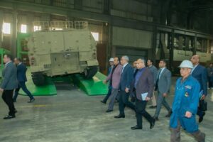وزير الإنتاج الحربي يتابع مراحل تصنيع الهاوتزر K9A1EGY