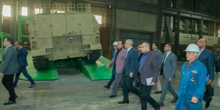 وزير الإنتاج الحربي يتابع مراحل تصنيع الهاوتزر K9A1EGY