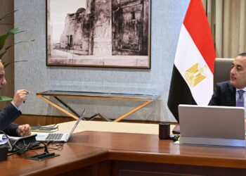 رئيس الوزراء يلتقي وزير الكهرباء والطاقة المتجددة لاستعراض عددٍ من ملفات العمل