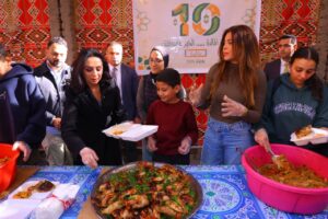 وزيرة التضامن الاجتماعي تتفقد مطبخ إطعام "مبادرة مائدة".. وتشارك شباب المتطوعين إعداد وجبات الإفطار