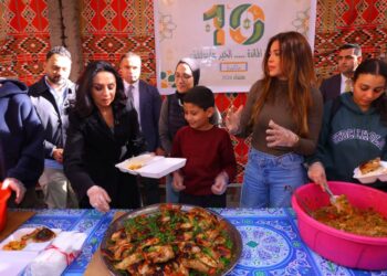 وزيرة التضامن الاجتماعي تتفقد مطبخ إطعام “مبادرة مائدة”.. وتشارك شباب المتطوعين إعداد وجبات الإفطار