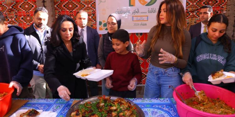 وزيرة التضامن الاجتماعي تتفقد مطبخ إطعام “مبادرة مائدة”.. وتشارك شباب المتطوعين إعداد وجبات الإفطار