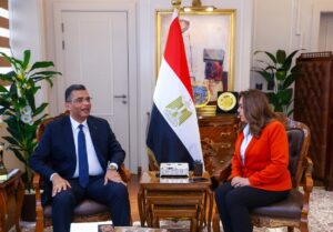 وزيرة التنمية المحلية والبيئة تبحث مع محافظ البحر الأحمر عددًا من الملفات التنموية والخدمية بالمحافظة