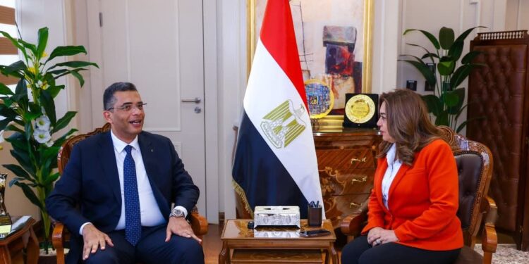 وزيرة التنمية المحلية والبيئة تبحث مع محافظ البحر الأحمر عددًا من الملفات التنموية والخدمية بالمحافظة