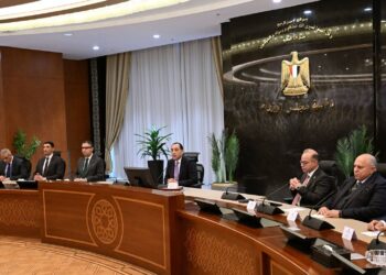 مدبولي يطمئن الأسواق الإنتاج مستمر والسلع متوافرة