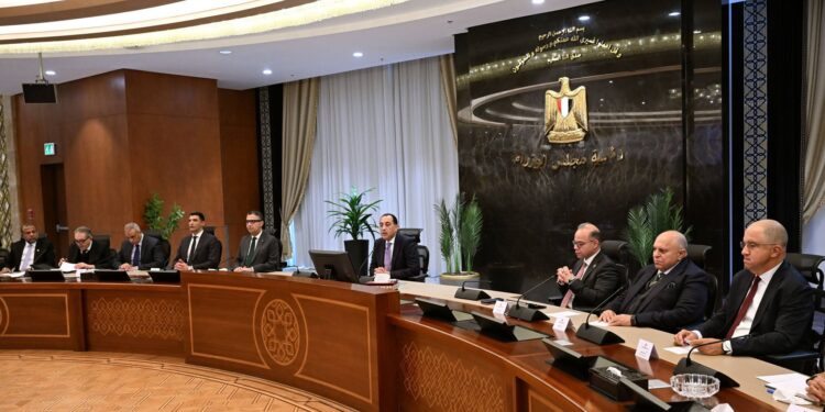 مدبولي يطمئن الأسواق الإنتاج مستمر والسلع متوافرة