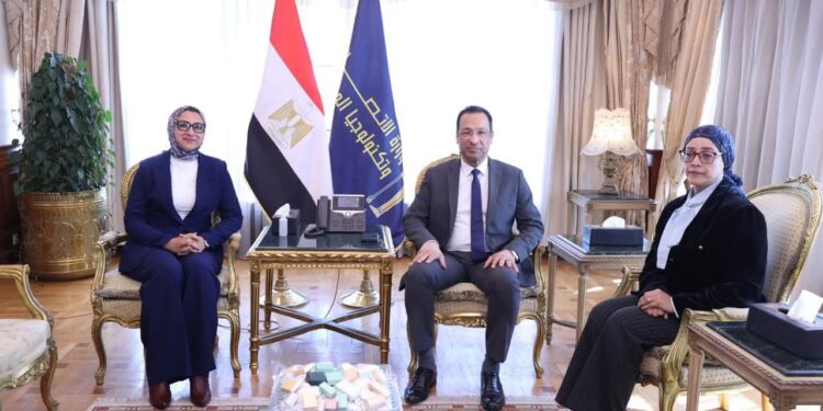 لتعزيز البنية التكنولوجية.. وزير الاتصالات ومحافظ الوادي الجديد يناقشان دفع التحول الرقمي