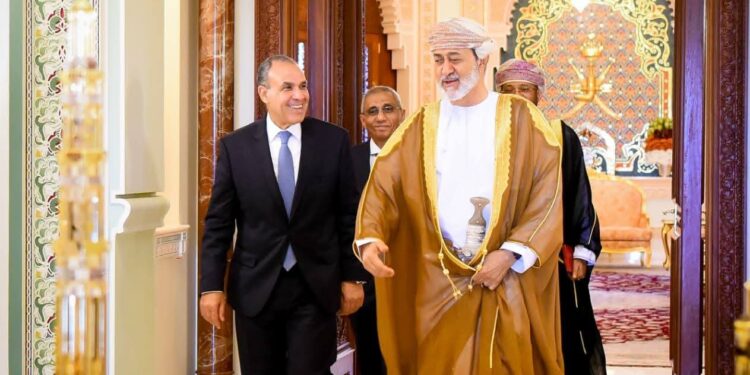 وزير الخارجية ينقل رسالة تضامن إلى سلطان عُمان ويبحث جهود احتواء التصعيد الإقليمي