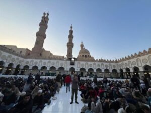 آلاف المصلين يحيون ليلة 27 رمضان بصلاة التراويح في الجامع الأزهر