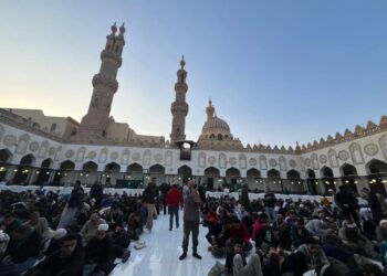 آلاف المصلين يحيون ليلة 27 رمضان بصلاة التراويح في الجامع الأزهر