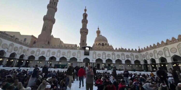 آلاف المصلين يحيون ليلة 27 رمضان بصلاة التراويح في الجامع الأزهر