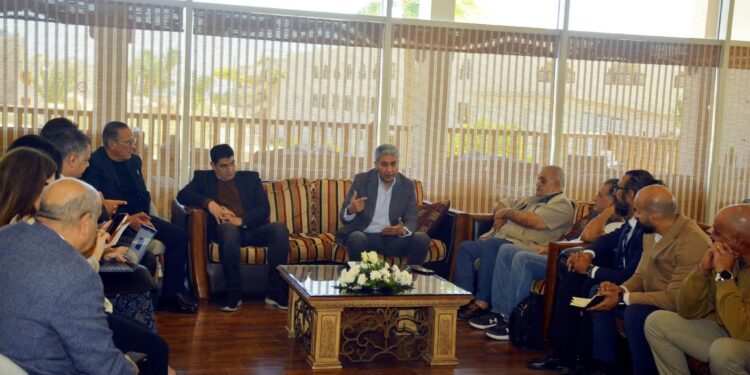 وزير السياحة يلتقي بأعضاء غرفة الغوص بشرم الشيخ لبحث سبل تطوير نشاط الغوص