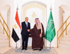 مصر والسعودية تؤكدان وحدة الصف العربي وتكثفان التنسيق لاحتواء التصعيد الإقليمي