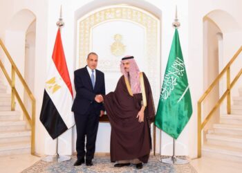 مصر والسعودية تؤكدان وحدة الصف العربي وتكثفان التنسيق لاحتواء التصعيد الإقليمي