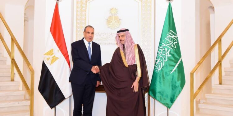 مصر والسعودية تؤكدان وحدة الصف العربي وتكثفان التنسيق لاحتواء التصعيد الإقليمي