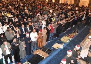وزير الأوقاف يشهد صلاة التهجد في ليلة الـ٢٧ من رمضان بمسجد العلي العظيم بألماظة