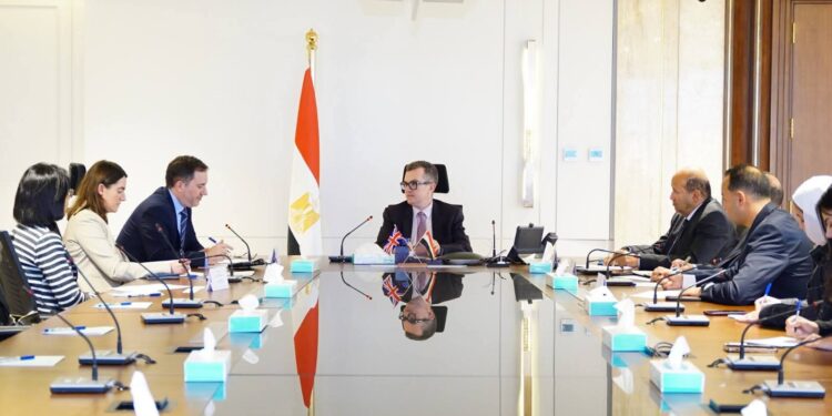 بحث تعزيز التعاون الاقتصادي بين مصر وبريطانيا