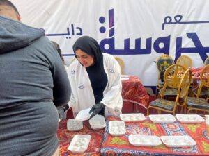 التضامن الاجتماعي يوزع كحك العيد على المترددين على نقاط الإطعام في المحافظات