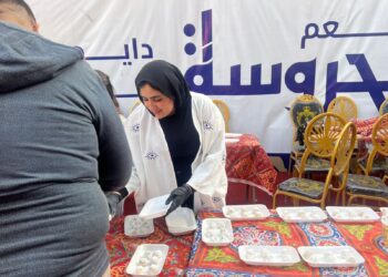 التضامن الاجتماعي يوزع كحك العيد على المترددين على نقاط الإطعام في المحافظات