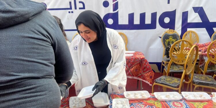 التضامن الاجتماعي يوزع كحك العيد على المترددين على نقاط الإطعام في المحافظات