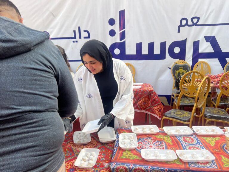 التضامن الاجتماعي يوزع كحك العيد على المترددين على نقاط الإطعام في المحافظات