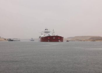 قناة السويس تؤكد انتظام الملاحة رغم سوء الأحوال الجوية