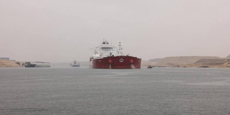 قناة السويس تؤكد انتظام الملاحة رغم سوء الأحوال الجوية