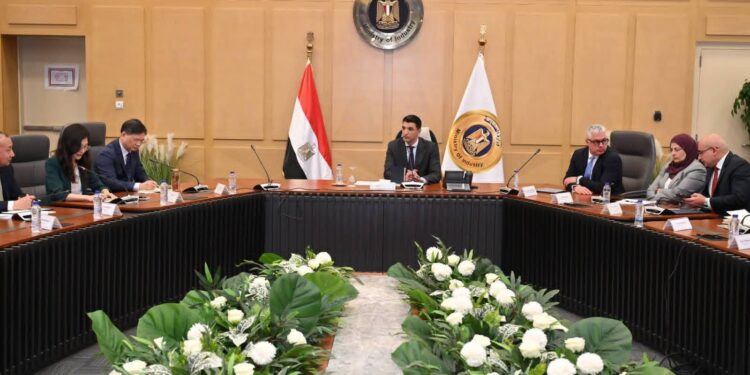 الصناعة تبحث مع “باوو” الصينية توسيع الاستثمارات في الحديد والصلب