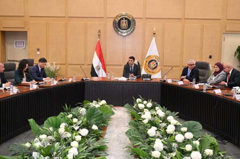 الصناعة تبحث مع “باوو” الصينية توسيع الاستثمارات في الحديد والصلب