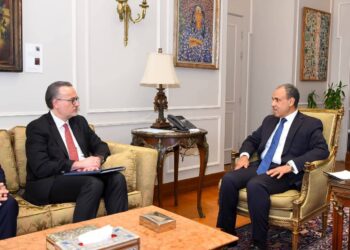 وزير الخارجية يبحث دعم الاقتصاد مع بنك الاستثمار الأوروبي