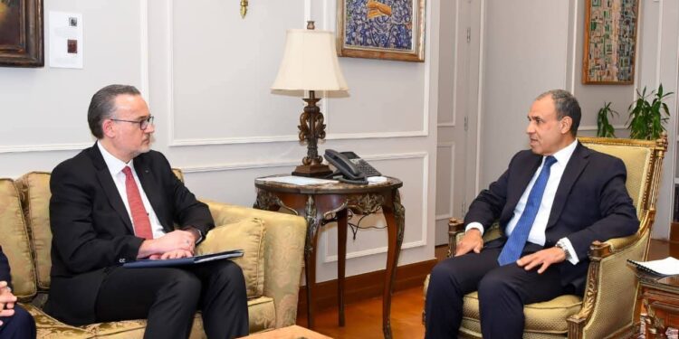وزير الخارجية يبحث دعم الاقتصاد مع بنك الاستثمار الأوروبي