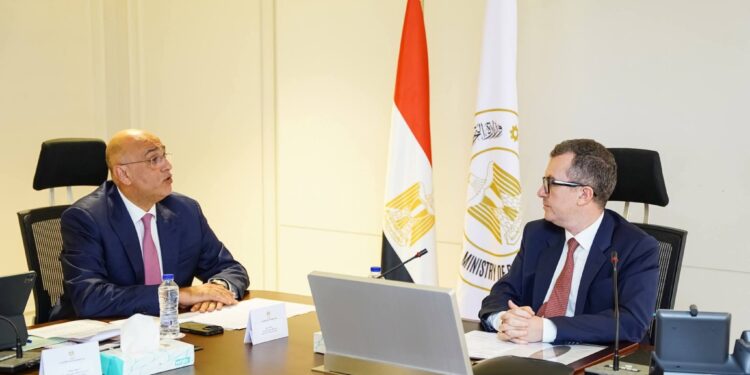 وزير التخطيط وجهاز تنمية المشروعات يناقشان تعزيز ريادة الأعمال وصمود الاقتصاد المصري
