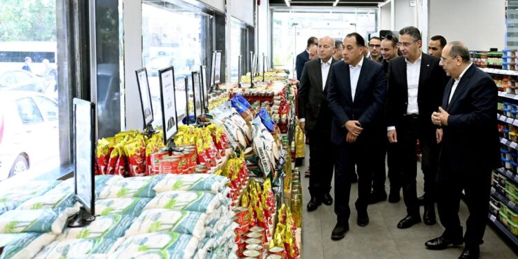 مدبولي يتفقد فرع “كاري أون” بمصر الجديدة ويؤكد تطوير المجمعات الاستهلاكية لضبط الأسواق