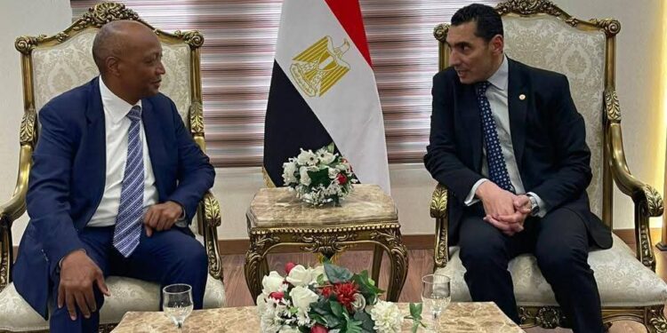 وزير الشباب والرياضة يستقبل رئيس «كاف» بالقاهرة ورسالة تقدير من رئيس جنوب أفريقيا للرئيس السيسي