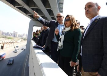 وزيرة التنمية المحلية ومحافظ الإسكندرية يتفقدان كوبري “سليمان عزت” ومحاور مرورية كبرى لخفض الاختناقات المرورية