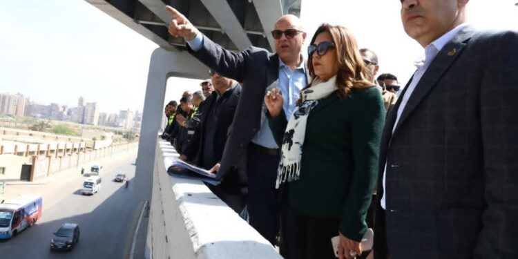وزيرة التنمية المحلية ومحافظ الإسكندرية يتفقدان كوبري “سليمان عزت” ومحاور مرورية كبرى لخفض الاختناقات المرورية